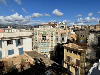 Building with premises excellently located in Casco Antiguo